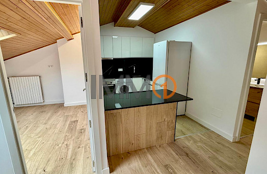 Àtic renovat de 2 habitacions aparcament al centre d’Encamp